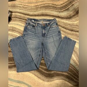 AMERICAN EAGLE MOM JEANS